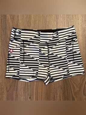 RABBIT Women’s Black & White Geometric Athletic Shorts WITH POCKETS SIZE LARGE